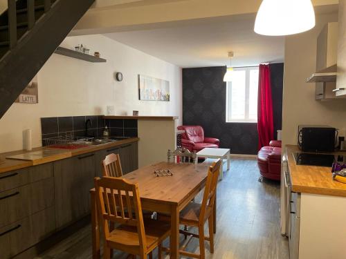 une cuisine et une salle à manger avec une table et des chaises dans l'établissement Apartment Montmerle centre, 10 minutes Belleville, à Montmerle Sur Saône