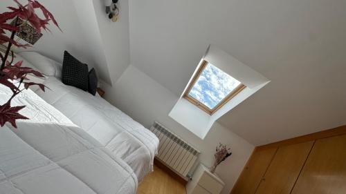 Postel nebo postele na pokoji v ubytování Apartamentos Suites Olmedo