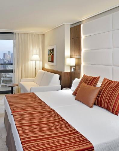 Ένα ή περισσότερα κρεβάτια σε δωμάτιο στο Melia Benidorm