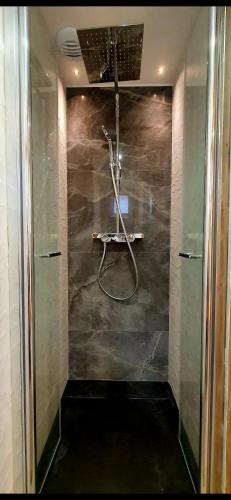 La salle de bains est pourvue d'une douche et d'un tuyau. dans l'établissement Chalet des Ours, aux Contamines-Montjoie