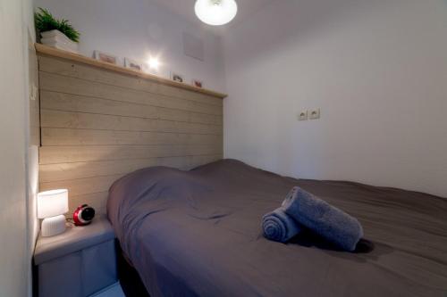 - une chambre avec un lit doté d'une couverture bleue dans l'établissement Charmant appartement - Villeurbanne Centre, à Villeurbanne
