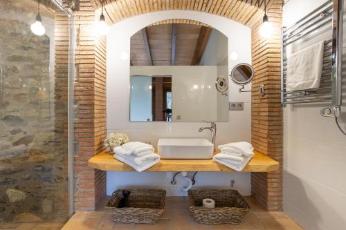 un bagno con lavandino e specchio di Hotel Rural Can Vila a Sant Esteve de Palautordera