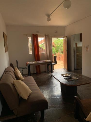 Ruang duduk di Modern Rustic Durban Apartment