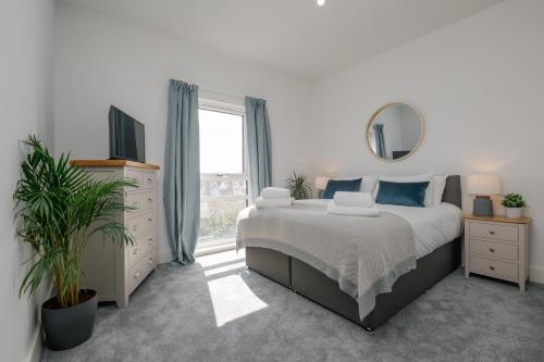 En eller flere senge i et værelse på StarHost Residences - Spacious 2-bed Apartment in Newbury