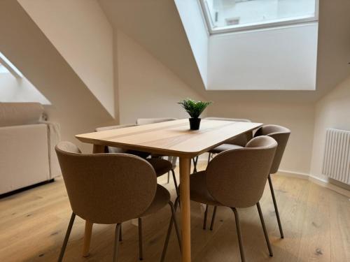 a dining room table with chairs and a skylight at train station, Kahlenberg, historic, danube - Axara Housing FHG 20 in Vienna