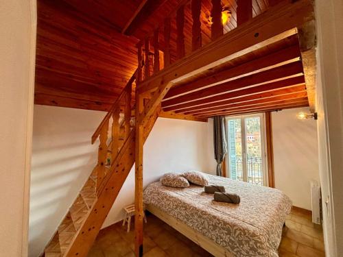 - une chambre avec des lits superposés et un escalier dans l'établissement Lumineux 3p au dernier étage, à Sospel