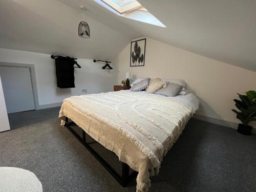 Un pat sau paturi într-o cameră la Twelve Cromwell - FREE PARKING - Spacious 3 Bedroom Contractor Home - Central Grays Close to Station and Shops - Fast Wi-Fi - Long Term Stays