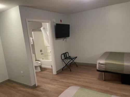 Μια τηλεόραση ή/και κέντρο ψυχαγωγίας στο Motel 6-Richmond, VA - I-64 West