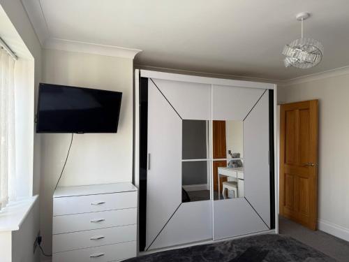 TV a/nebo společenská místnost v ubytování Cozy Coastal Retreat in Rhuddlan - 5 Bedroom House