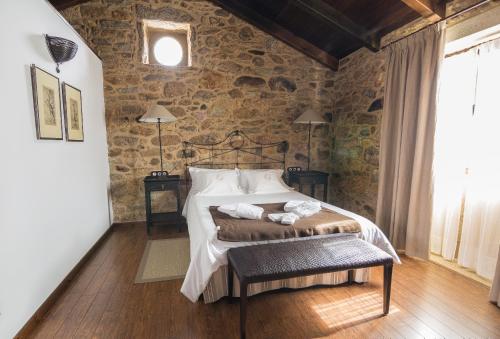 Hotel Rustico Lugar Do Cotariñoにあるベッド