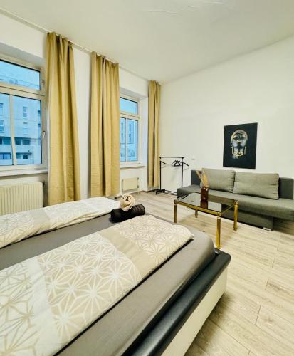 ウィーンにあるComfy 3BR in a Shared Apt, 10Min to FAC Platzの大きなベッドとソファのある寝室