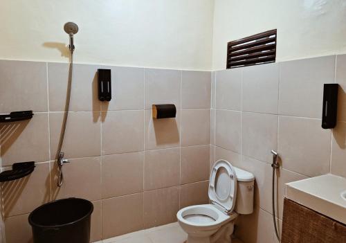 un baño con inodoro y lavabo en Balay Karajaw Island Home 12pax, en General Luna