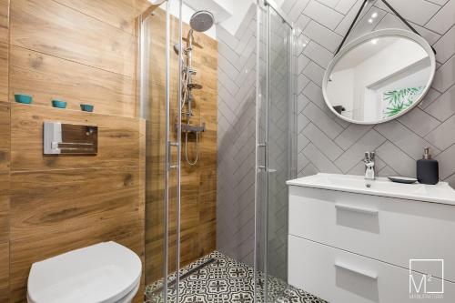 een badkamer met een toilet, een wastafel en een spiegel bij Stylish Studio Oldtown in Gdańsk