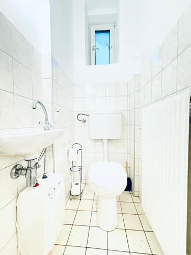 Cozy Private Rooms in 3BR Apartment Near FAC Platz
