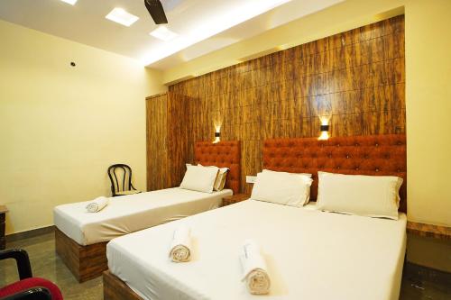 Postel nebo postele na pokoji v ubytování Hotel Samrat near Victoria Memorial !! Couple Friendly Hotel !!