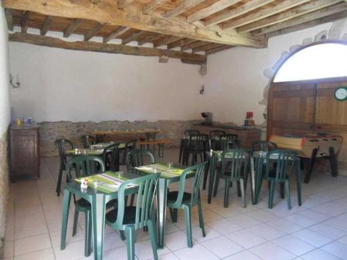 une salle à manger avec des tables et des chaises vertes dans l'établissement Camping 3 étoiles - Piscine - eecbgf, à Urt