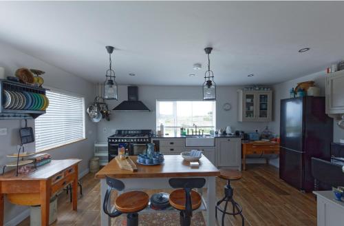 Η κουζίνα ή μικρή κουζίνα στο Entire Coastal Home in Connemara Ireland