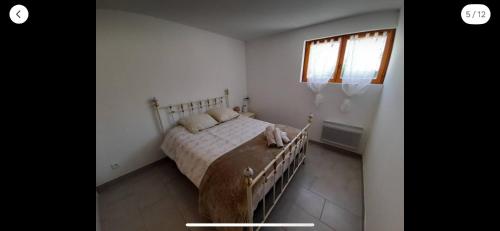 a bedroom with a bed and a window at Villa de charme LA ROCHE AUX LIONS in Archigny