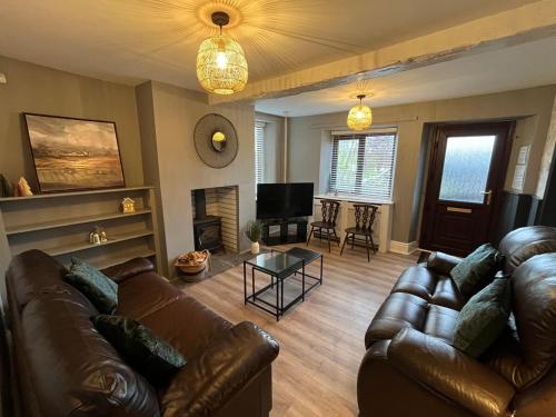 TV a/nebo společenská místnost v ubytování Bumblebee Cottage 3-Bed Family Stay near Sheffield with Garden & Free Parking