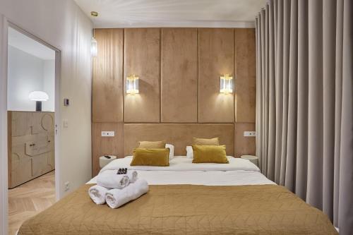 une chambre avec un grand lit avec des serviettes dessus dans l'établissement Sublime air-conditioned apartment Center of Paris, à Paris
