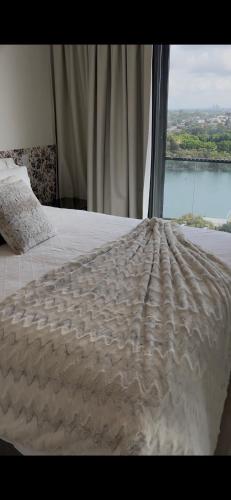 Una cama o camas en una habitación de Luxury Apartment with Panoramic Views