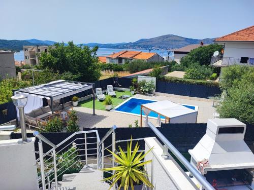 Modern Apartment with Pool Near Beach Free Parking