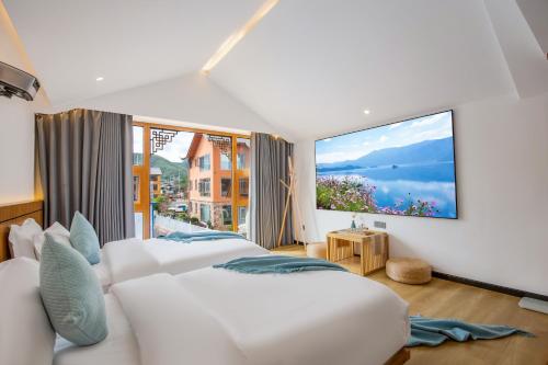 une chambre avec deux lits et une grande fenêtre dans l'établissement Poetlake hotel-LuguLake Lijiang, à Zuosuo