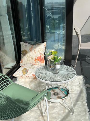 Un lugar para sentarse en Luxury Apartment with Panoramic Views