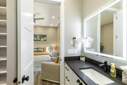 een badkamer met een wastafel en een spiegel bij Desert Dreaming in Washington