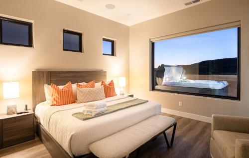 een slaapkamer met een bed met een groot raam bij Desert Dreaming in Washington