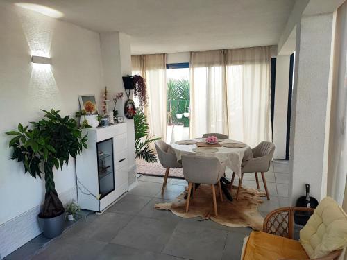Modern Apartment with Pool Near Beach Free Parking