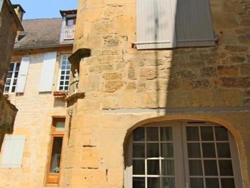 an entrance to a building with a window and a door at La Petite Salamandre in Sarlat-la-Canéda