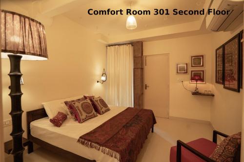 a bedroom with a bed in a room at Aakash Heritage Haveli in Jodhpur