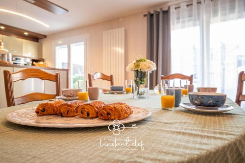 une table avec une plaque de beignets dans l'établissement Cocon Familial & Terrasse - Pôle Santé Sud - 10mn Circuit des 24H - L'Instant Clef, au Mans