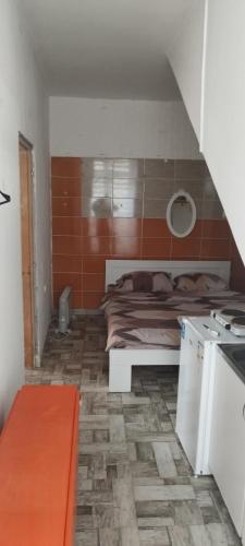 ein kleines Zimmer mit einem Bett und einer Küche in der Unterkunft Small apartment with private bathrooms STRONG INTERNET in Belgrad