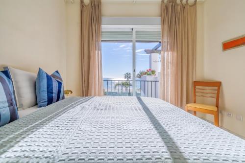 Un dormitorio con una cama grande con vista al mar. en Luxury Duplex Sea Views La Cala Beach, en La Cala de Mijas
