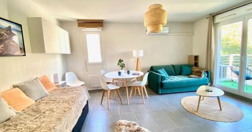 un salon avec un canapé et une table dans l'établissement Studio Eden La Ciotat, à La Ciotat