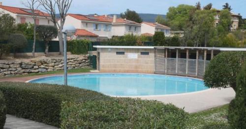 une piscine devant une maison dans l'établissement Studio Eden La Ciotat, à La Ciotat