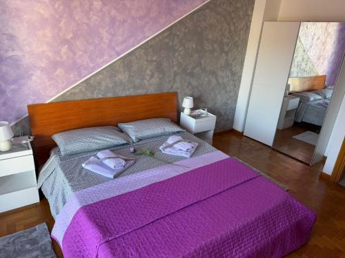 a bedroom with a purple bed with purple sheets at Michelle Luxury Living in centro a Gorizia in Gorizia