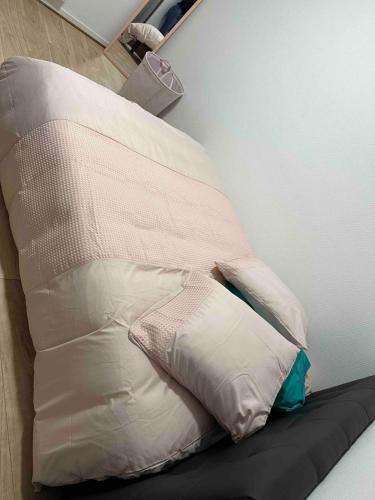 - une pile d'oreillers assises au-dessus d'un lit dans l'établissement Lourdes, à Nevers