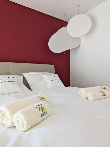 two beds in a room with white sheets at Design-Apartment Olhão by Sisters of Paradise in Olhão