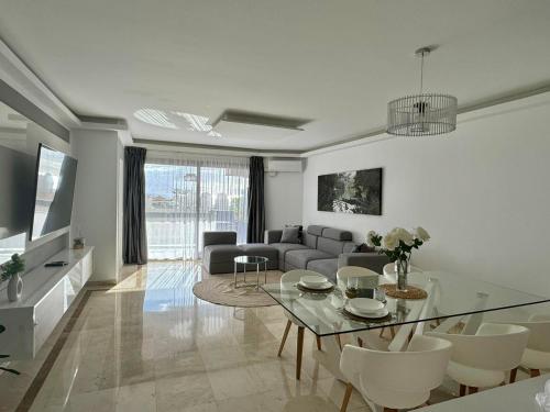 Una sala de estar con una mesa de cristal y un sofá. en Dream home Beny, en Palm-mar