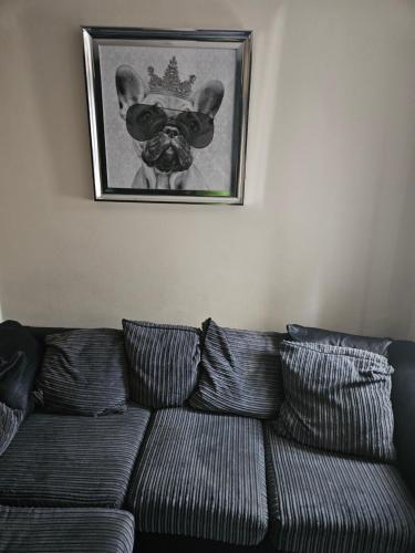 un canapé avec une photo de chien portant un masque dans l'établissement Mama jos, à Manchester