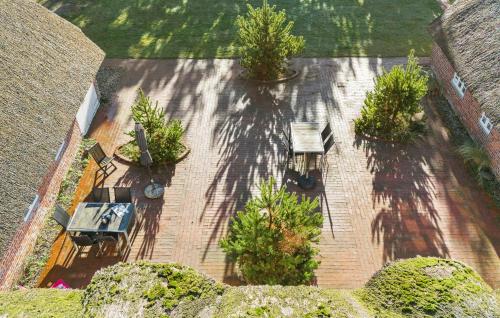 En have udenfor Amazing Home In Blåvand With Wifi