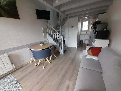 un salon avec un canapé et une table dans l'établissement Studio Duplex Moliets, à Moliets-et-Maa