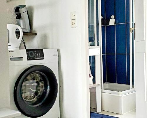 - un lave-linge dans une chambre avec fenêtre dans l'établissement Studio Duplex Moliets, à Moliets-et-Maa