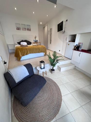 a room with a bed and a couch and a table at Apartamento acogedor en primera línea de playa in La Pineda