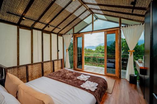 Postel nebo postele na pokoji v ubytování Nirata Treehouse