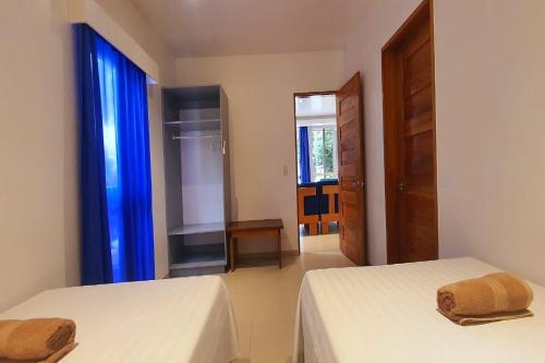 Postel nebo postele na pokoji v ubytování Pili Beach Resort Agmanic