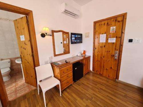 Televízia a/alebo spoločenská miestnosť v ubytovaní Sensi Hotel